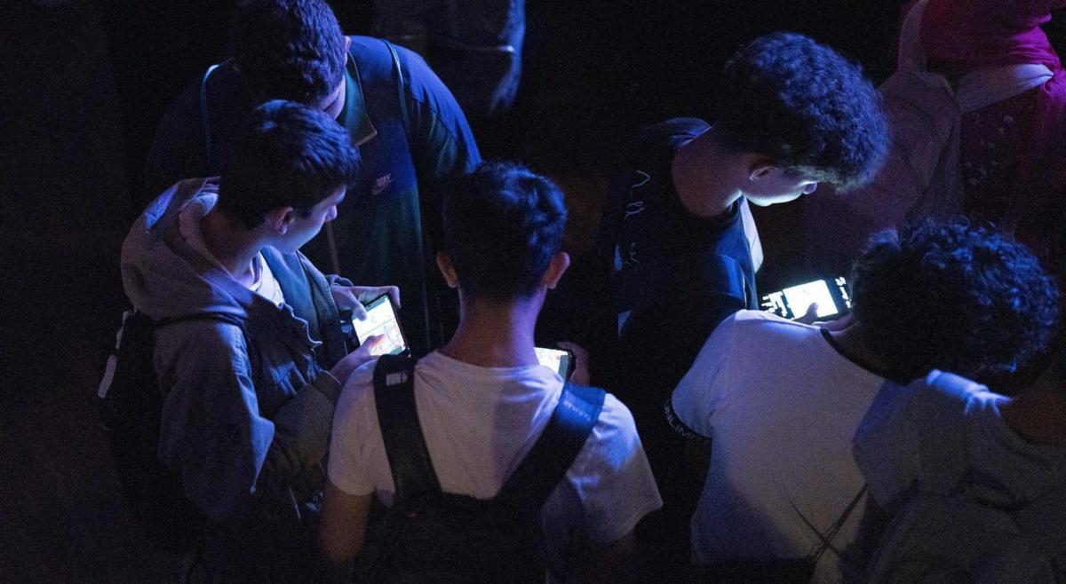 Els joves de BCN fumen menys i tenen més límits en l’ús del mòbil