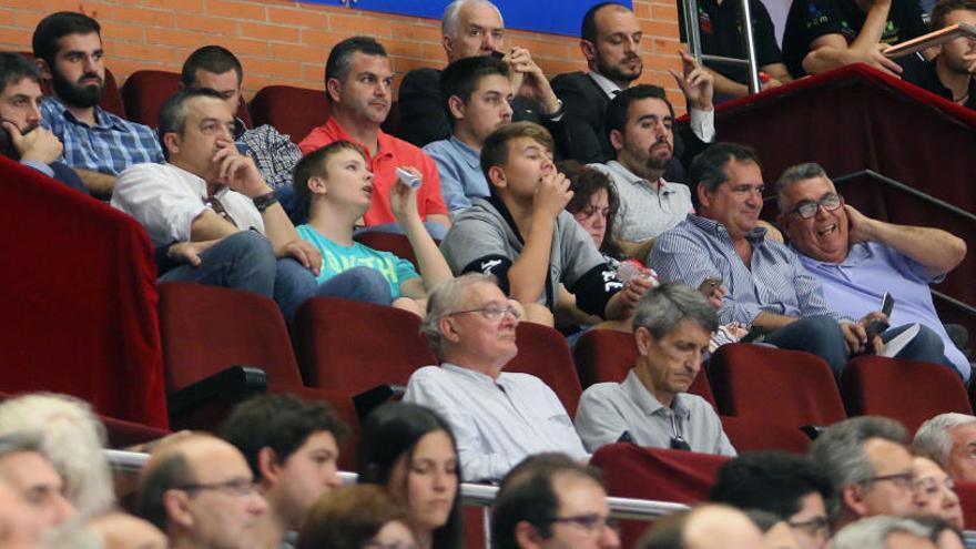 El palco de autoridadez, con Azuaga a la izquierda en segunda fila.