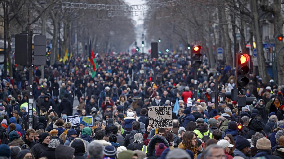 Clamor popular en París contra el plan de Macron para elevar la edad de jubilación