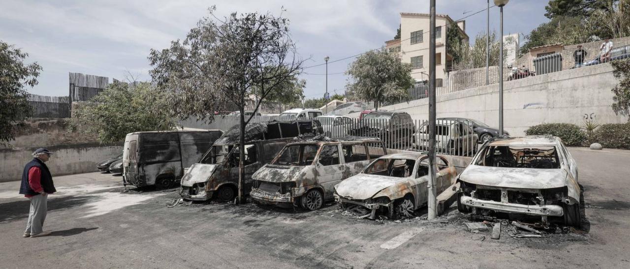 Un vecino contempla los coches quemados el sábado en El Terreno.