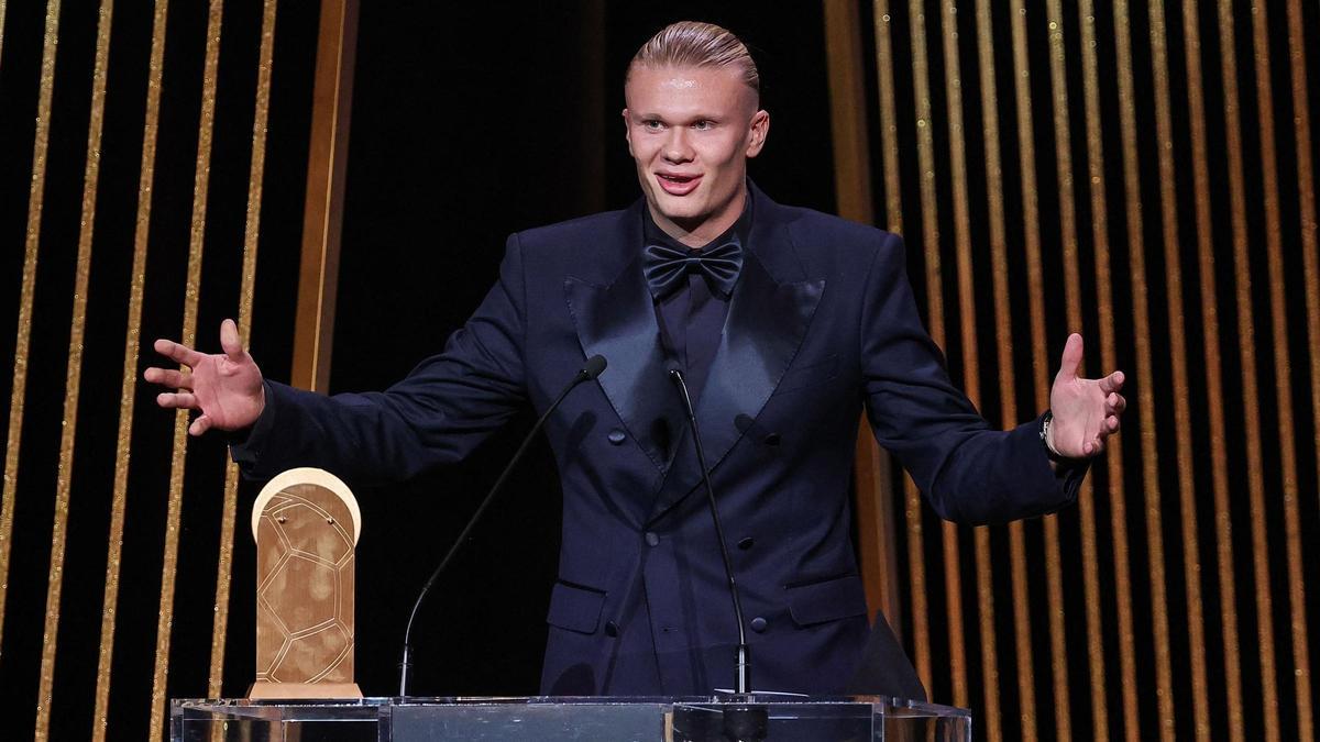 Erling Haaland durante su parlamento al recibir el premio Gerd Müller al mejor goleador de la temporada.