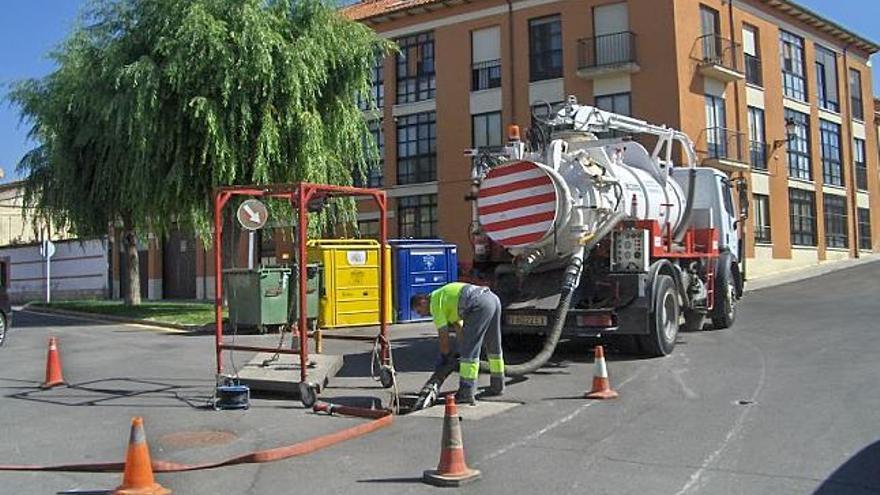 Un operario actúa en la red de saneamiento de agua de la localidad.