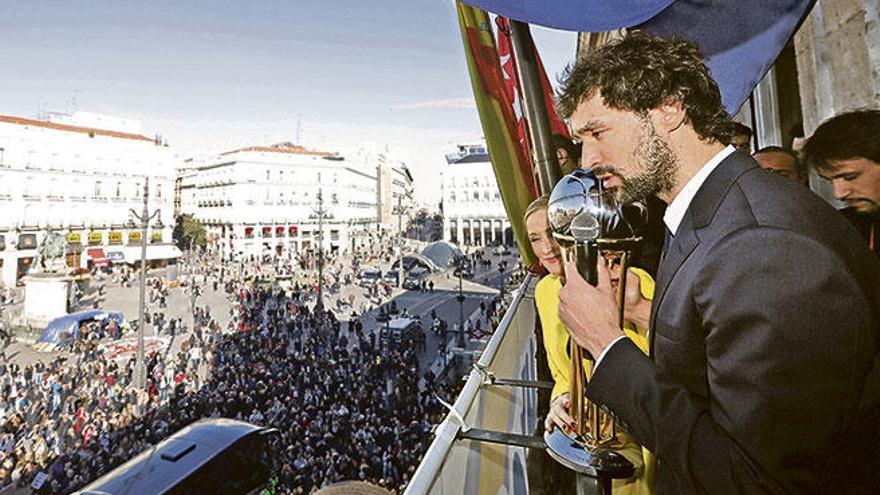 Sergi Llull, con la Copa del Rey en la mano, saluda a los aficionados desde el balcón de la Comunidad de Madrid.