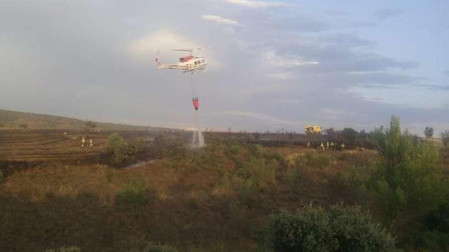 Descarga de agua desde un helicóptero en el incendio entre Gallegos del Río y Domez el pasado lunes.