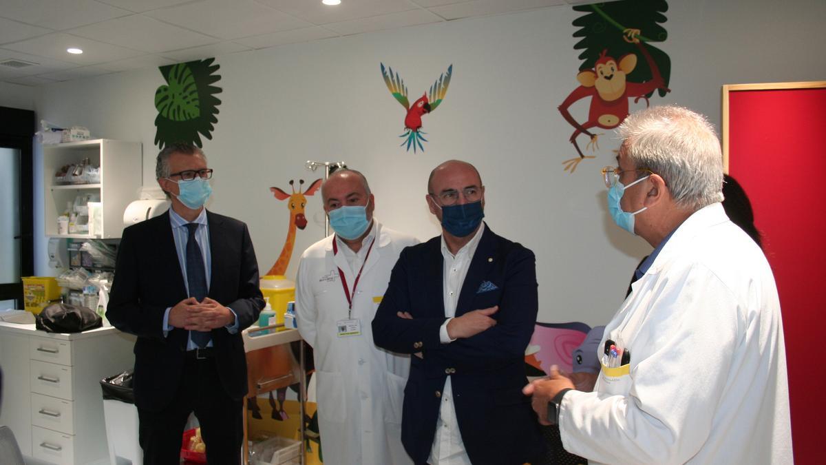 El consejero de Salud en una de las nuevas consultas de Pediatría en las Urgencias del Rafael Méndez, en noviembre pasado.