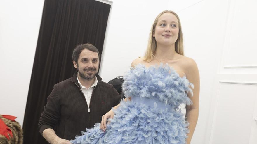 El diseñador alicantino Rubén Hernández viste a la presentadora de la 41ª edición de los "Importantes"