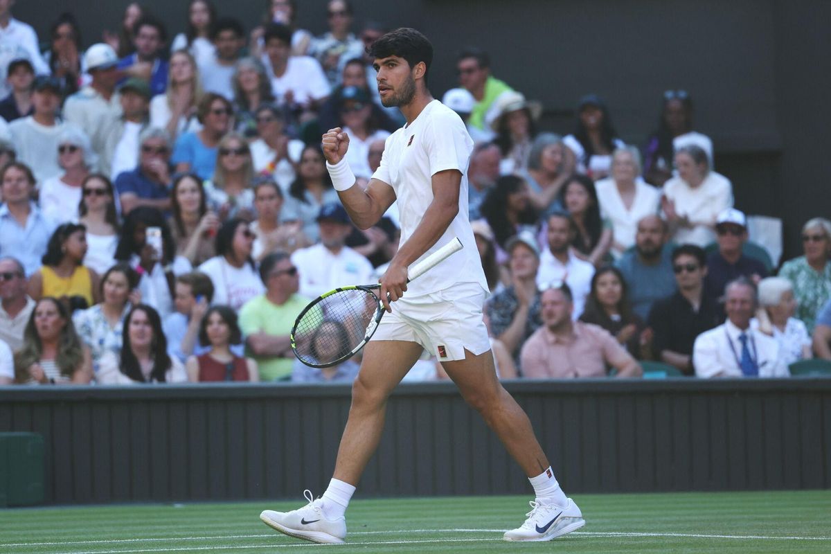 Wimbledon (United Kingdom), 08/07/2025.- Carlos Alcaraz of Spain gestures after winning the second set of his Mens quarterfinal match against Cameron Norrie of Britain at the Wimbledon Championships, Wimbledon, Britain, 08 July 2025. (Tenis, España, Reino Unido) EFE/EPA/NEIL HALL EDITORIAL USE ONLY. EDITORIAL USE ONLY