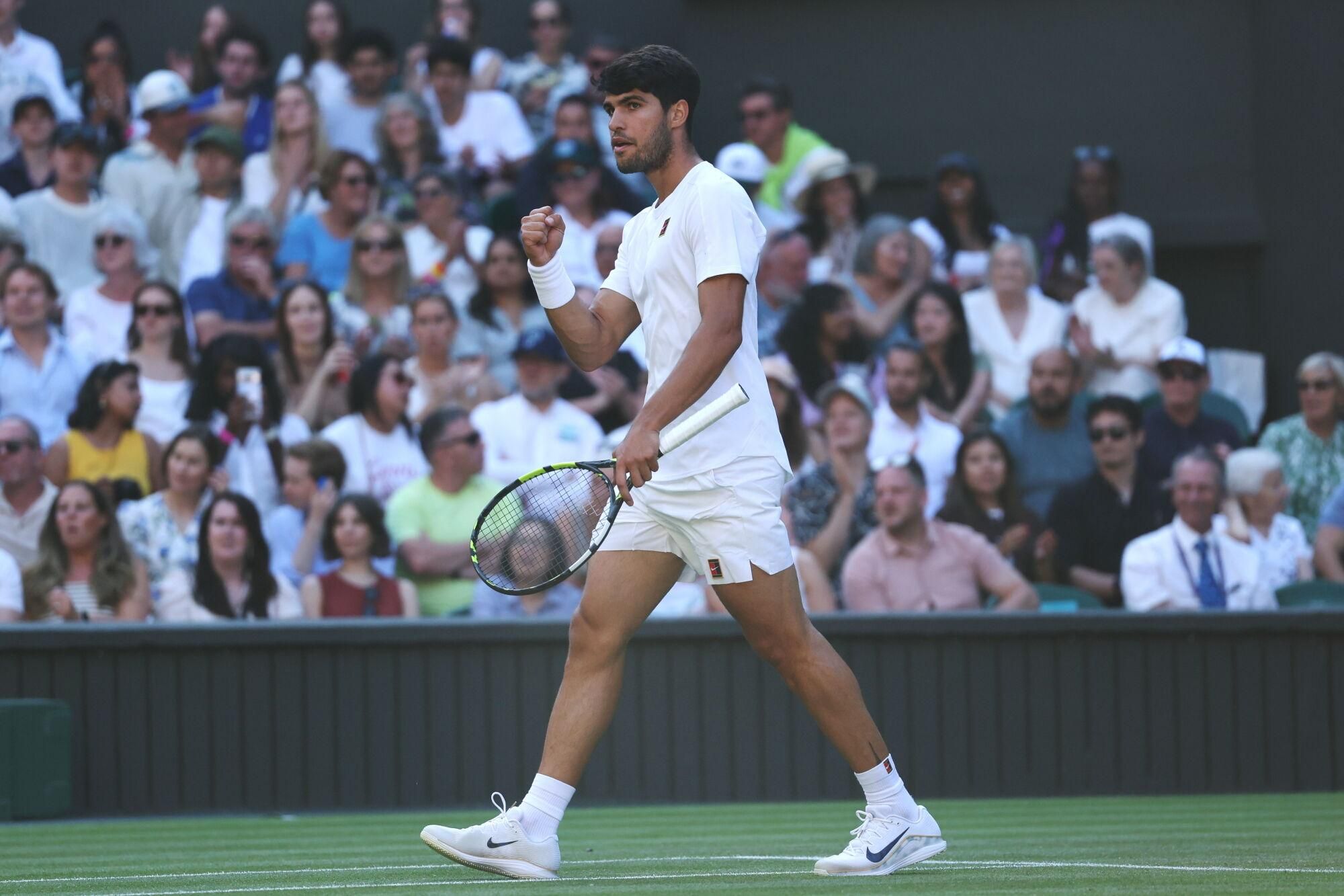 Wimbledon (United Kingdom), 08/07/2025.- Carlos Alcaraz of Spain gestures after winning the second set of his Men's quarterfinal match against Cameron Norrie of Britain at the Wimbledon Championships, Wimbledon, Britain, 08 July 2025. (Tenis, España, Reino Unido) EFE/EPA/NEIL HALL EDITORIAL USE ONLY. EDITORIAL USE ONLY