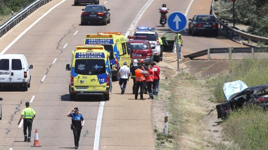 Herida una mujer en una colisión entre un camión y dos turismos en la A-62 en Valladolid