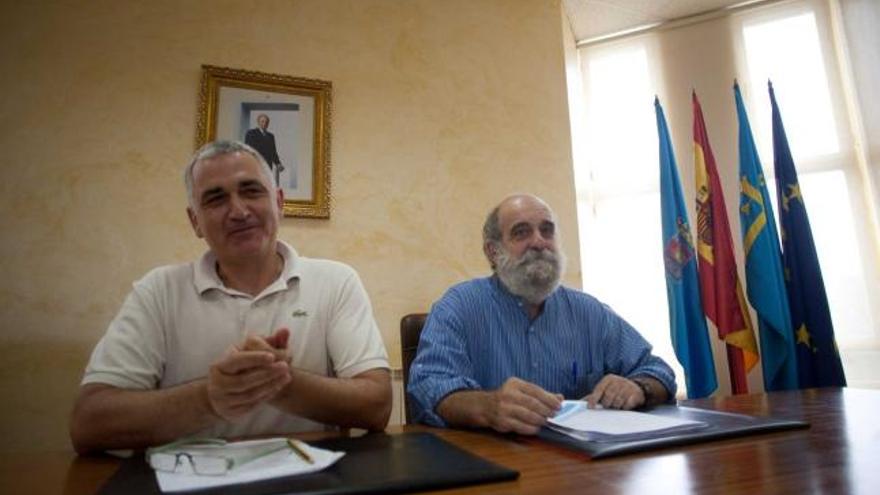 José Luis Vega y Enrique Bueno, en el salón de plenos municipal.