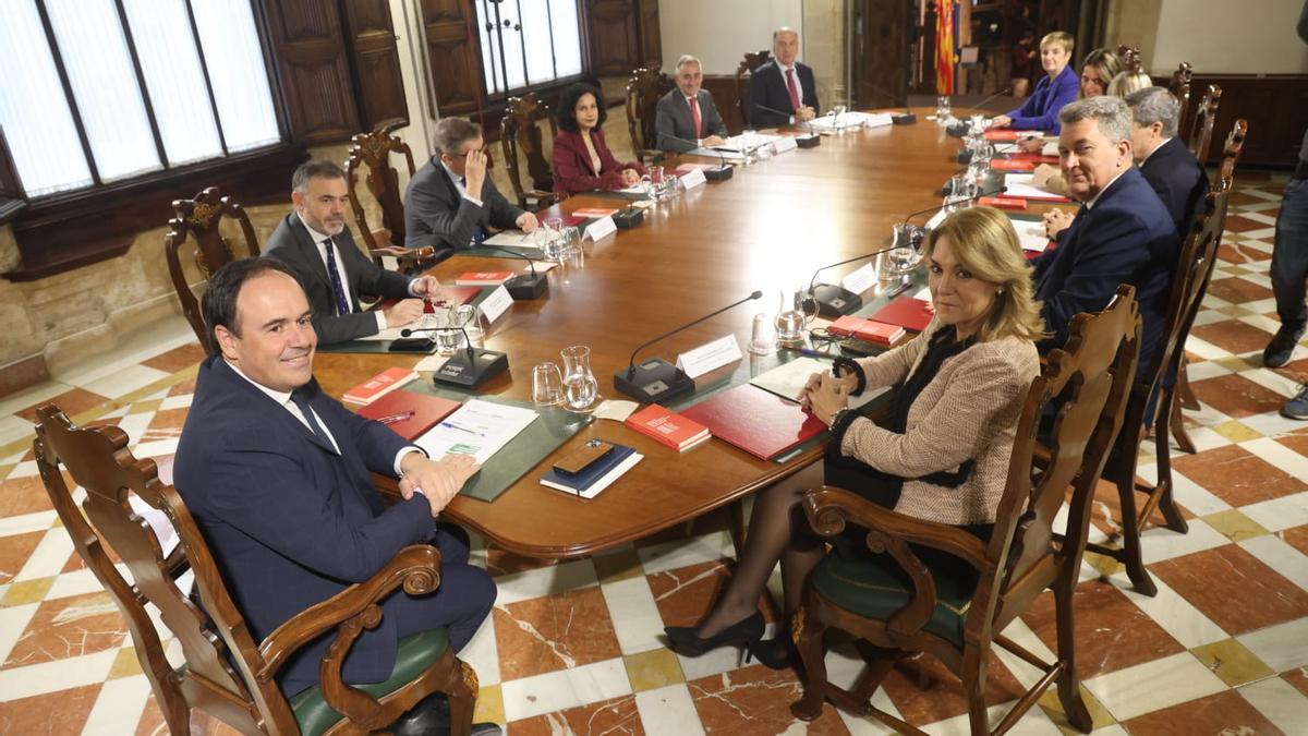 Primer pleno del nuevo Consell de Pérez Llorca, este jueves en el Palau.