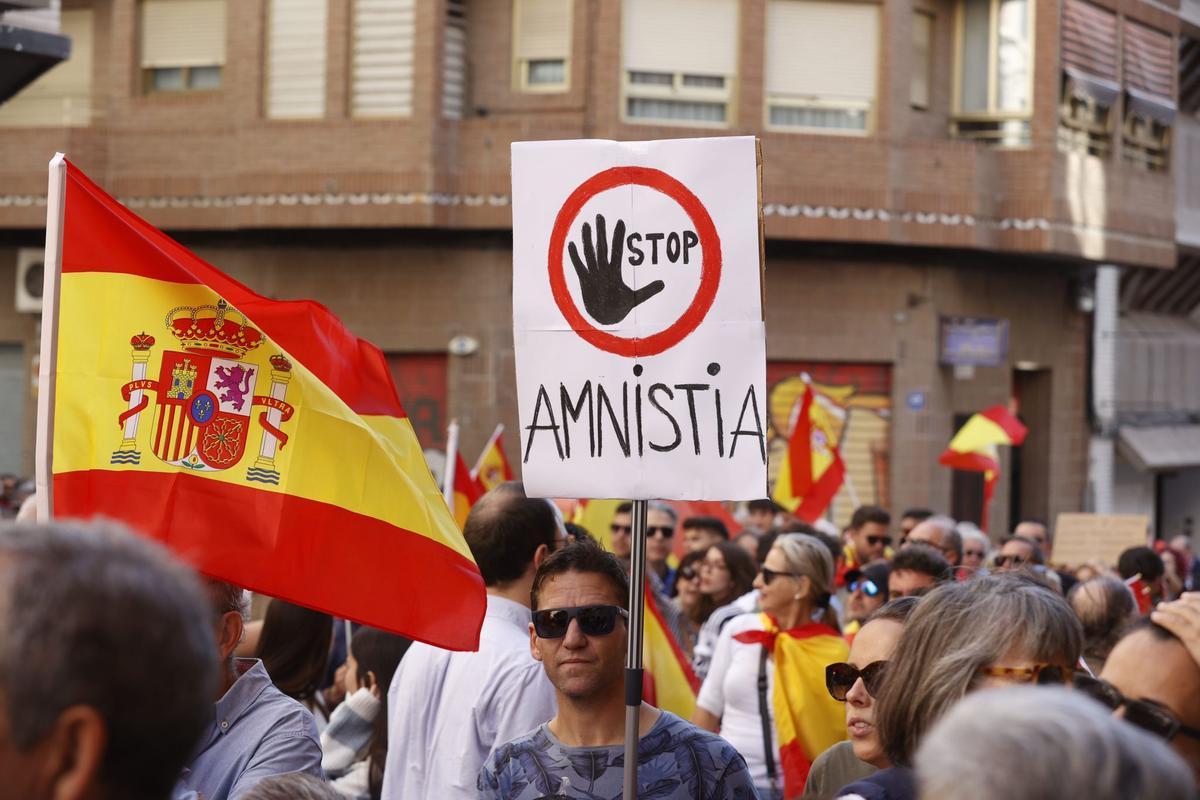 Miles de manifestantes recorren Alicante en contra de la amnistía