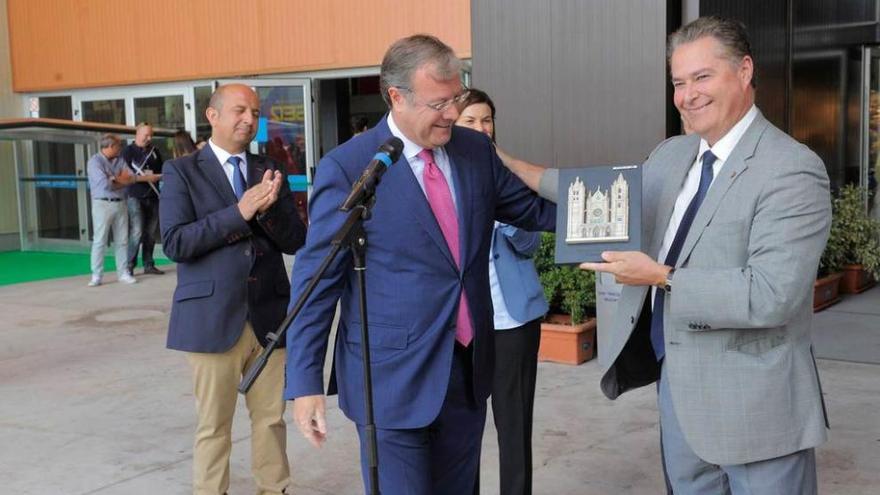 Antonio Silván entrega un obsequio al presidente de la Cámara de Comercio de Gijón, Félix Baragaño, ayer, en la celebración del día de León en FIDMA.