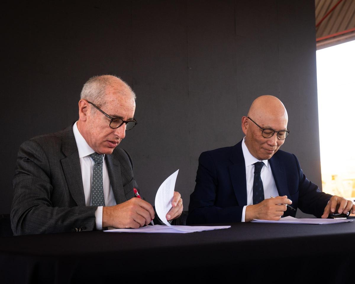 Firma del acuerdo entre el presidente del Port de Barcelona, José Alberto Carbonell, y el Director General de Hutchison Ports Holdings Europe, Clemence Cheng, en Noáin (Navarra).