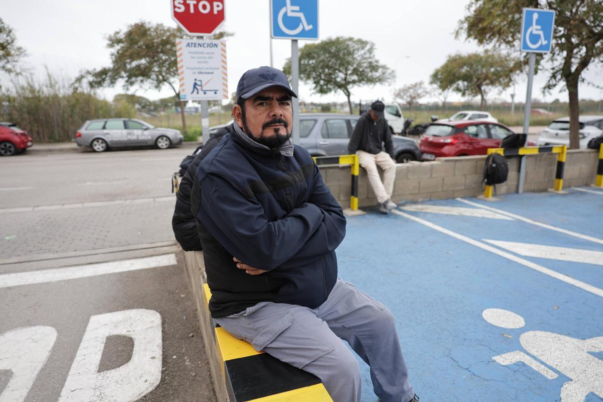 Uno de los inmigrantes irregulares que se reúnen cada día en un polígono de Palma para conseguir un trabajo.