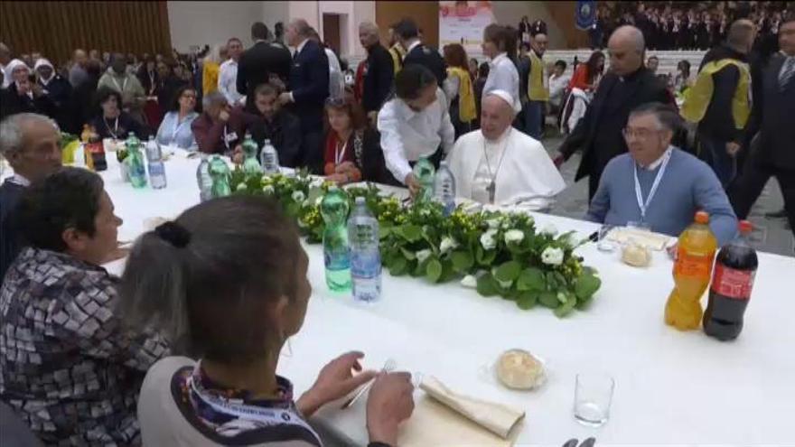 El Papa Francisco almuerza en el Vaticano con 3000 pobres