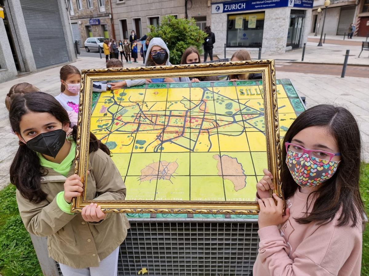 Niños del campamento de Silleda en la Praza Siñor Afranio.