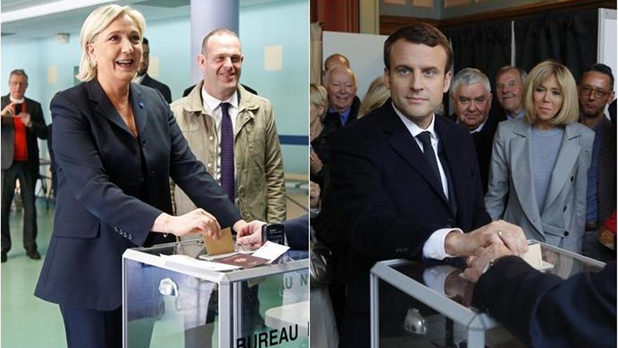 Le Pen y Macron, durante su votación este domingo