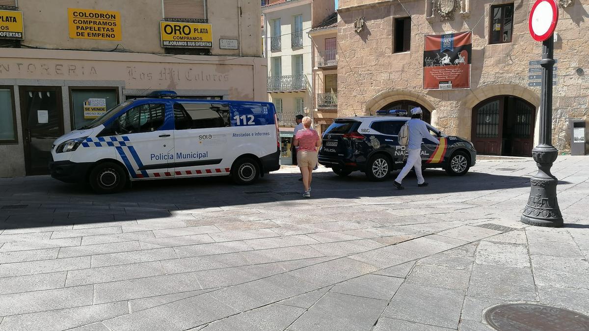 Patrullas de la Policía Municipal y Policía Nacinal.