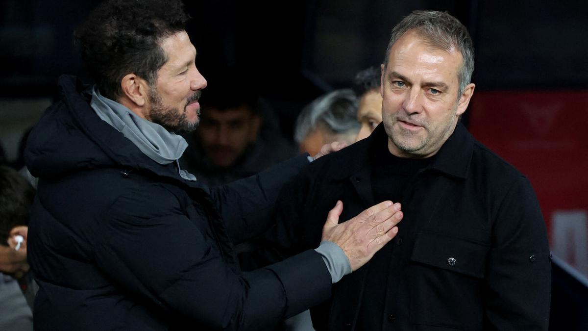 Diego Simeone y Hansi Flick, antes del partido de ida de Montjuïc.