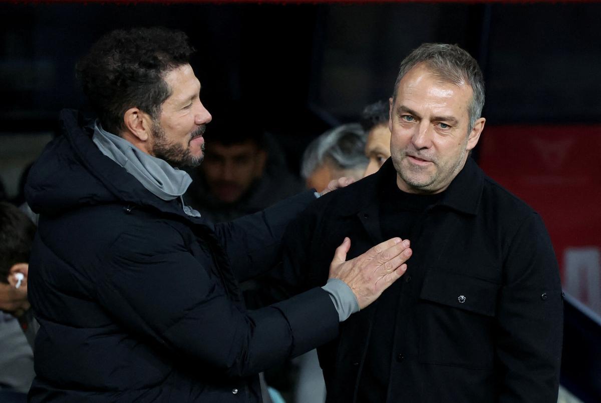 Diego Simeone y Hansi Flick, antes del partido de ida de Montjuïc.