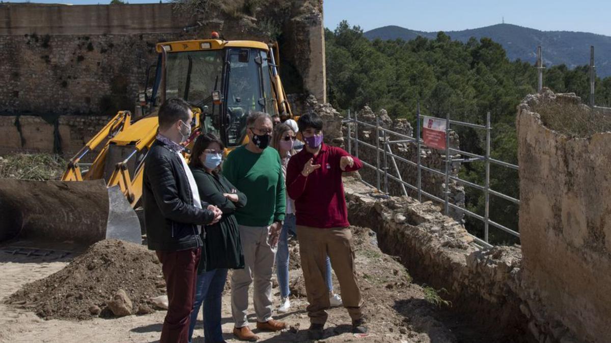 Martí y Sanz, en una visita a actuaciones realizadas en el castillo de Alcalà.   | MEDITERRÁNEO