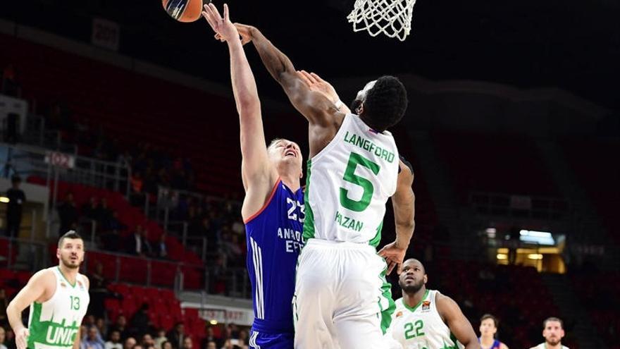 El pretendido Alen Omic, con Langford, en el encuentro del Anadolu Efes ante el Unics Kazan.