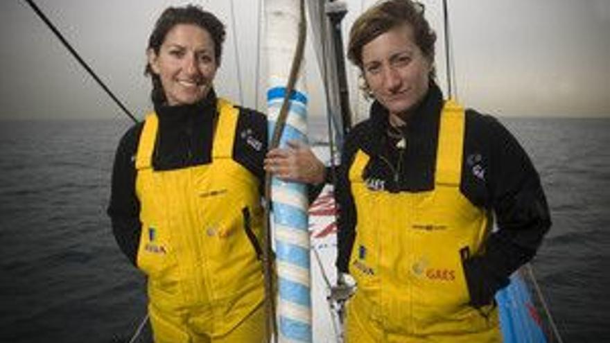 Anna Corbella y Dee Caffari, primera tripulación femenina en completar la vuelta al mundo de vela