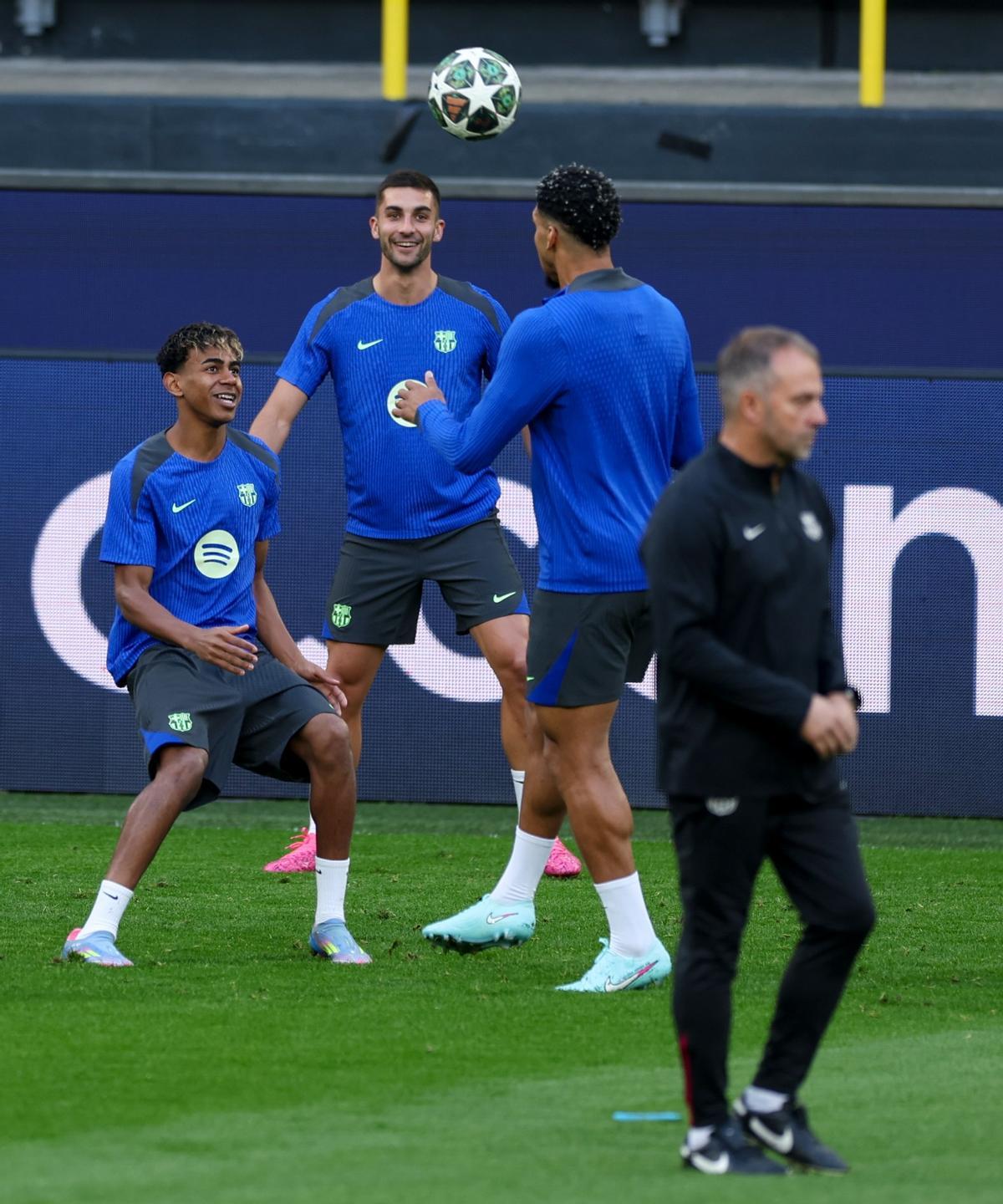 Ansu y Fermín 'trolean' a la prensa en Dortmund Ansu y Fermín 'trolean' a la prensa en Dortmund