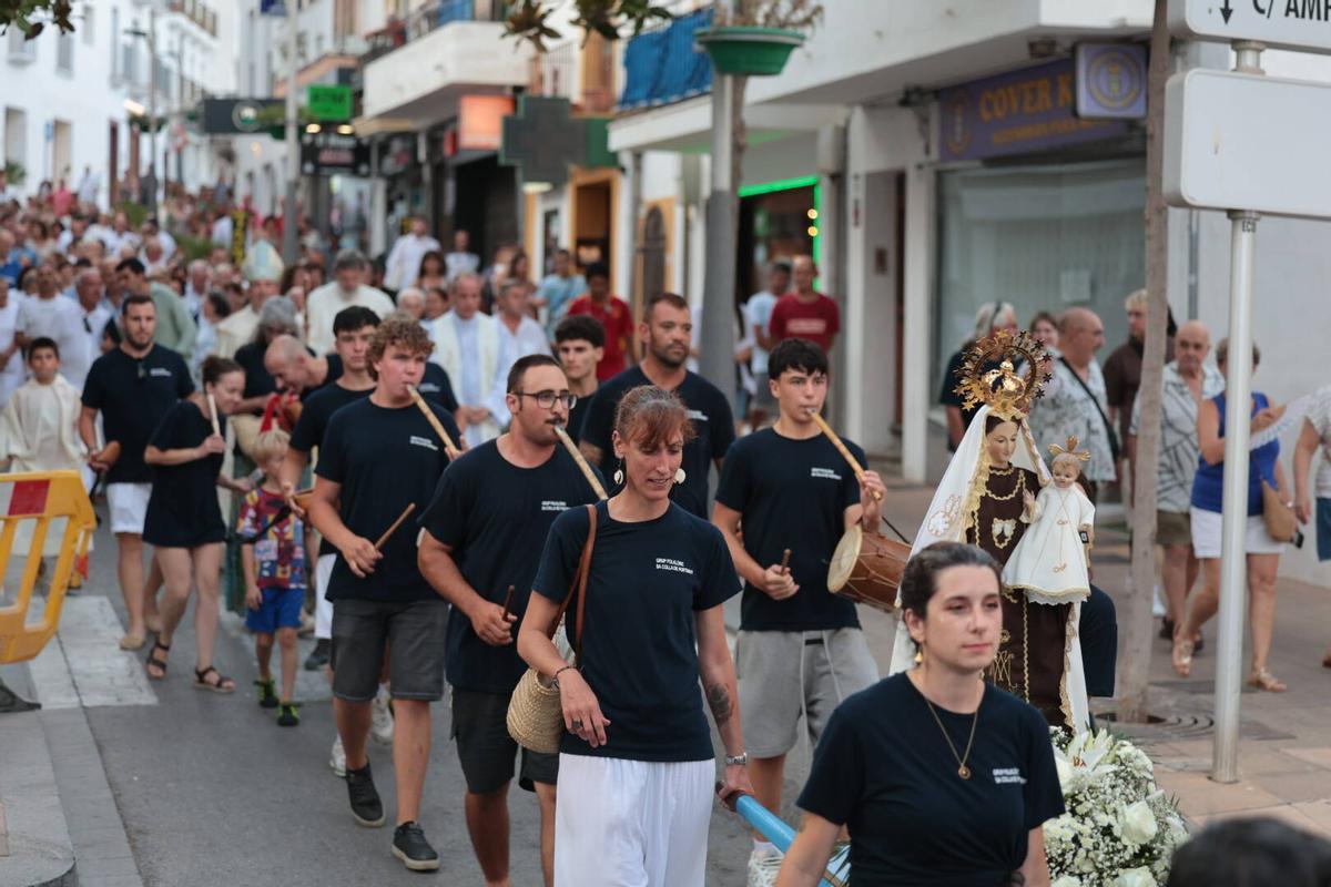 Imágenes de la procesión en honor a la Virgen del Carmen en Sant Antoni