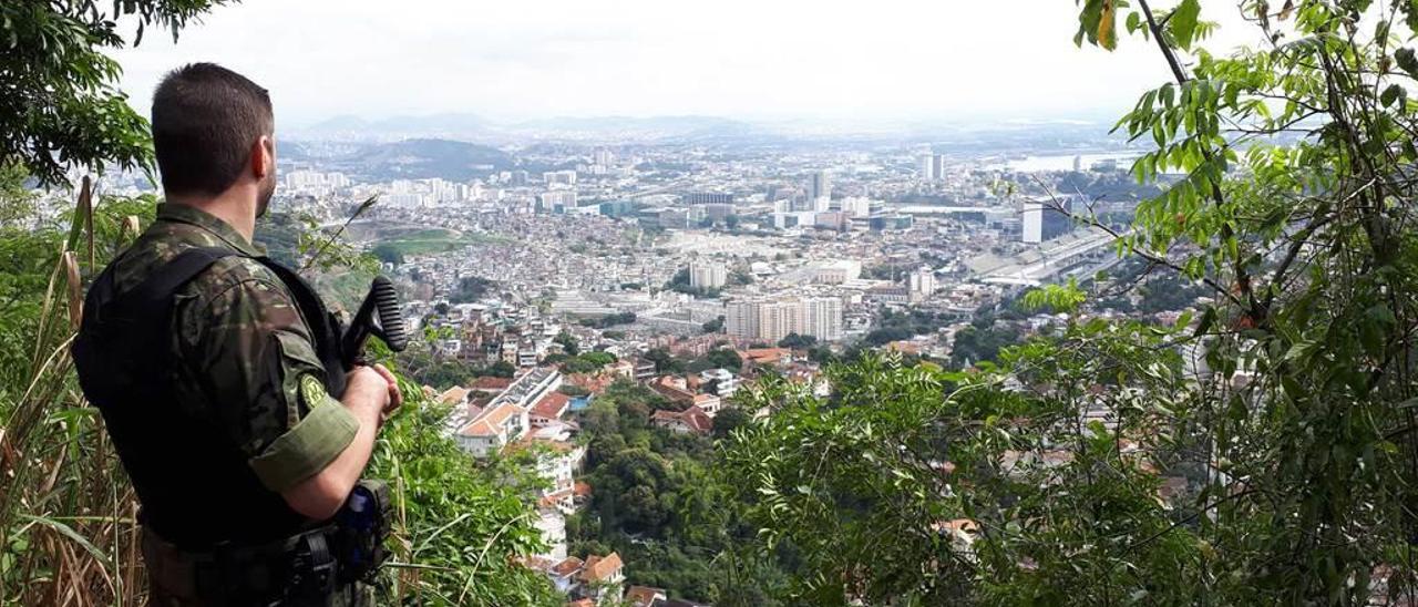 Iván Rodríguez-Zapico, de espaldas, en lo alto de una favela de Río de Janeiro en las prácticas.