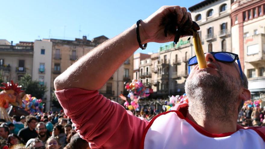 Un dels concursants del concurs de menjar calçots