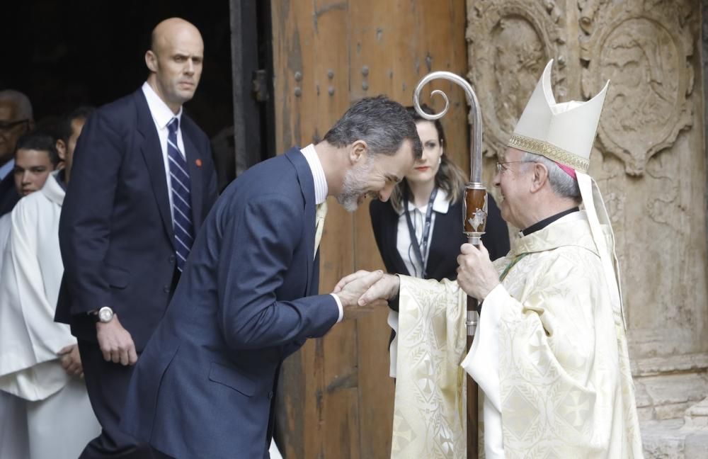 Pünktlich, aber nicht vollzählig: Letizia und Felipe, ihre Kinder Leonor und Sofía sowie Altkönig Sofía fanden sich am Sonntag (16.4.) traditionsgemäß in Palma Kathedrale ein.