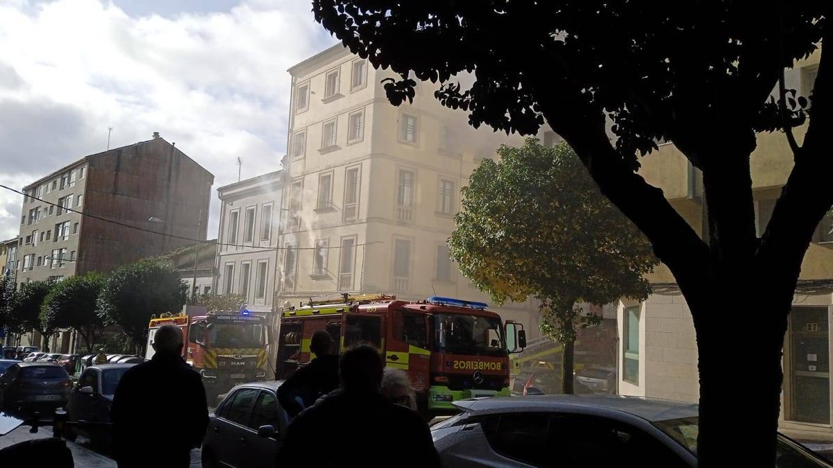 Bomberos de Santiago y Brión en el incendio del pasado fin de semana en Pontepedriña