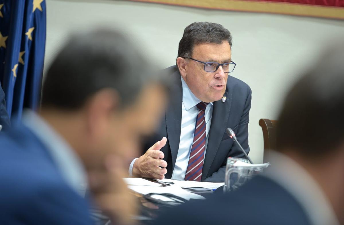 El consejero Manuel Miranda durante su comparecencia en el Parlamento para explicar sus presupuestos de 2026.
