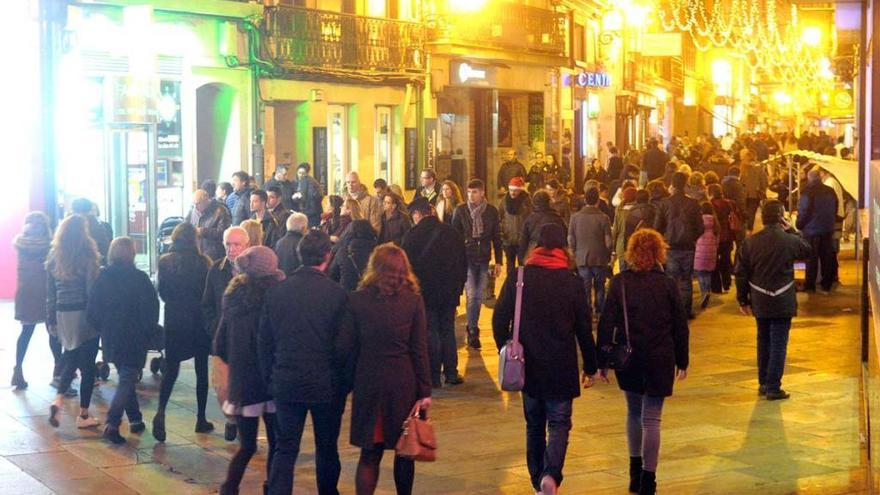 Decenas de personas pasean por la calle Real de A Coruña.