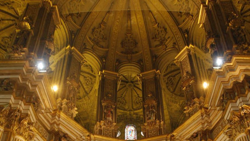 El altar de la Catedral, presidido por la Virgen de la Victoria.