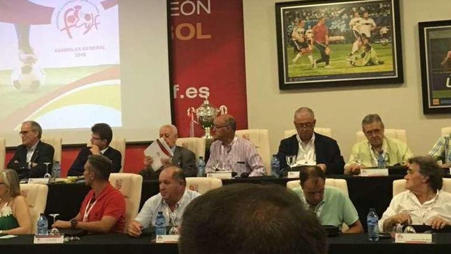 Vista general de la mesa presidencial de la asamblea de la Federación de Castilla y León de Fútbol.
