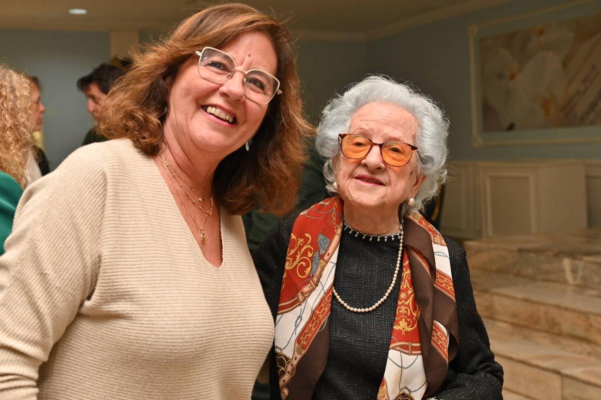 A la derecha, Josefa Becerra, hermana del homenajeado.