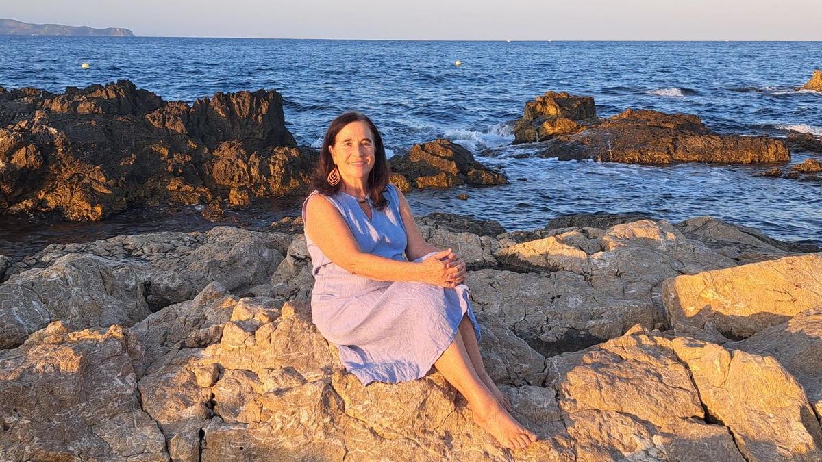 Lurdes Boix, a les roques de l'Olla, a l'Escala, on va a banyar des de la seva infantesa.