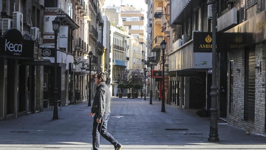 La calle Castaños de Alicante vacía de terrazas de la hostelería durante el estado de alarma/ Pilar Cortés