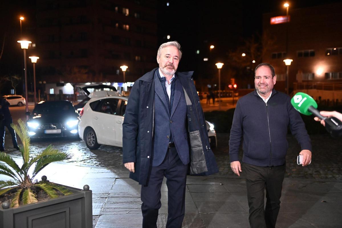 El candidato del PP a la reelección a la Presidencia del Gobierno de Aragón, Jorge Azcón (i), a su llegada para el seguimiento del PP de la noche electoral, en el Hotel Reina Petronila, a 8 de febrero de 2026, en Zaragoza, Aragón (España).