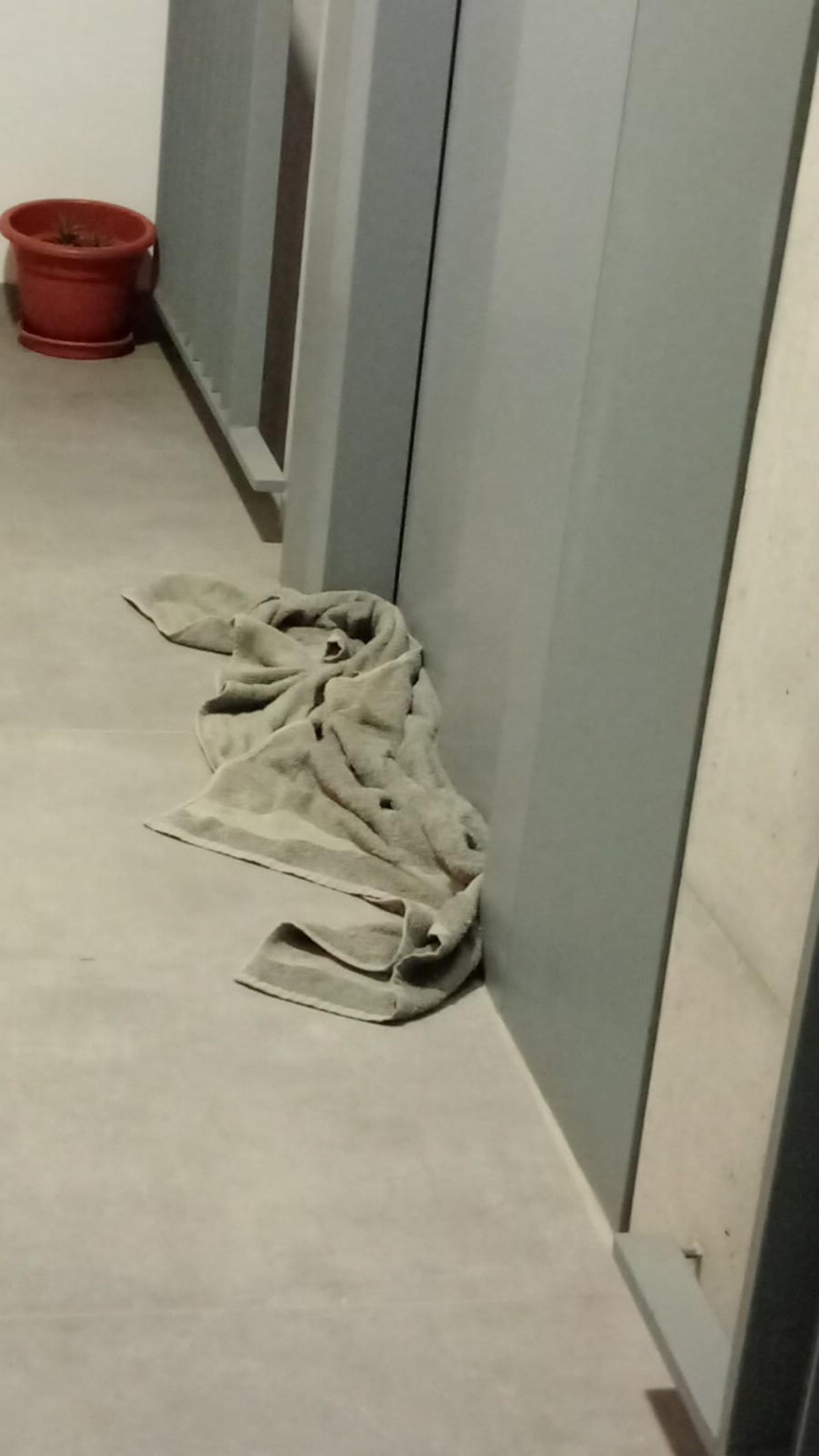 Toallas en la puerta del ascensor para impedir que el agua penetre en el foso.