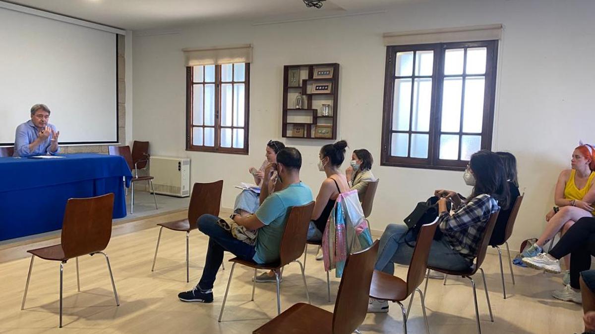 José Cacabelos y los padres de los niños, en una reunión mantenida en mayo del año pasado en la cual los informó de la posibilidad de usar provisionalmente el colegio de las monjas para atender a los menores de 3 años sin plaza en la guardería de la Xunta en Rons.