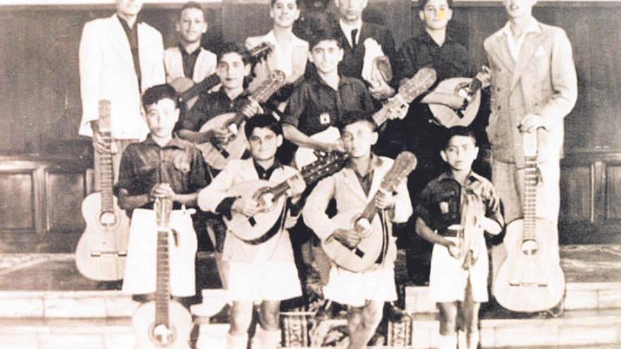 Rondalla Campos del Sur. En la fila superior (4º i.), su fundador, el maestro J. Suárez.