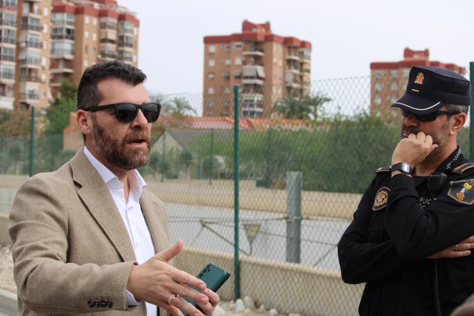 Visita a los aledaños del IES Enric Valor por parte de Conselleria y Ayuntamiento