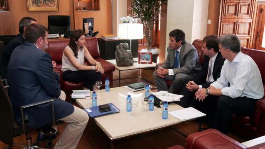 La alcaldesa, Mercedes Alonso, recibió ayer a los representantes de Leroy Merlin.