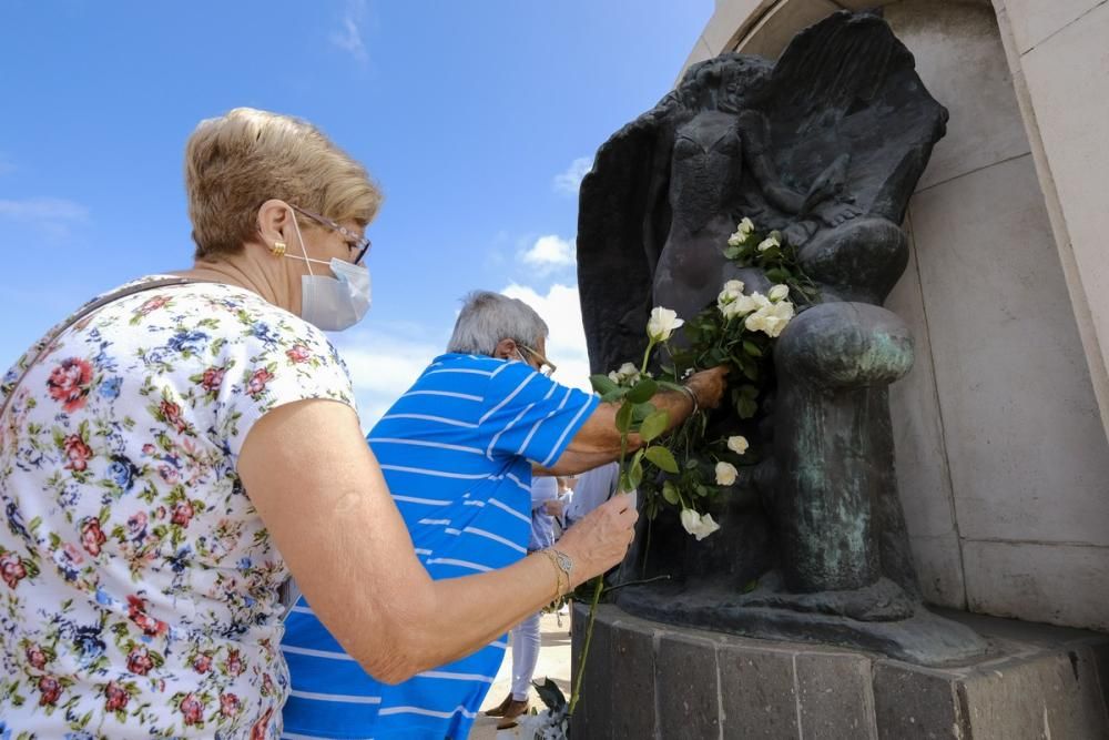 Ofrenda floral en homenaje a Belén María