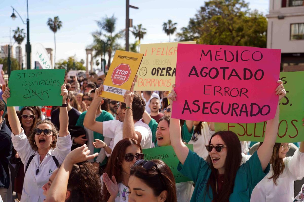 Más de medio millar de médicos de Málaga marchan por calle Larios en una nueva jornada de huelga Más de medio millar de médicos de Málaga marchan por calle Larios en una nueva jornada de huelga