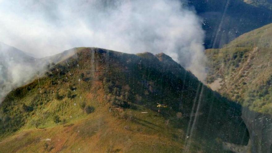 Humareda provocada por el incendio en Monasterio del Coto.